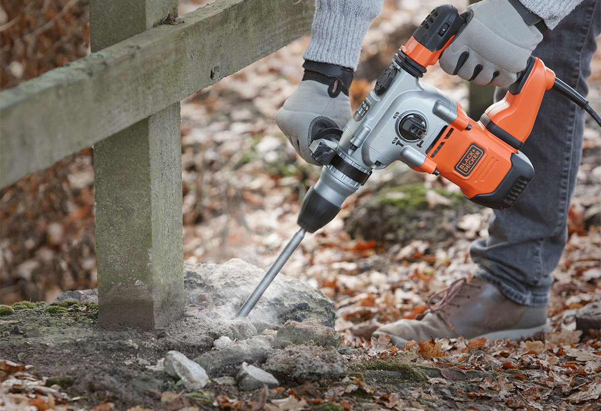 Ο χρήστης κάνει διάτρησε σε πέτρα.